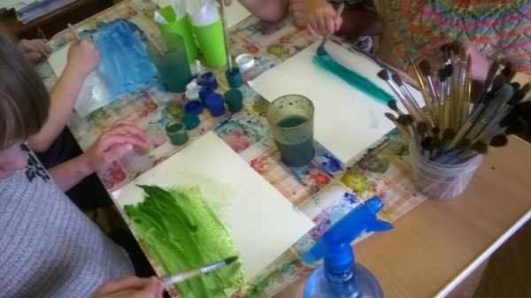 Дошкольники тонируют основу для рисования