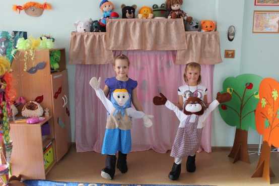 Дети с платковыми куклами, пришитыми к сарафану