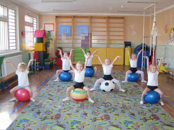 Дети выполняют упражнение, сидя на фитболах