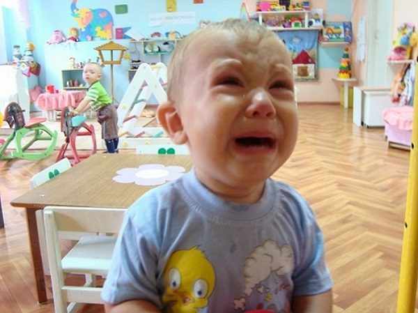 Мальчик горько плачет в группе детского сада