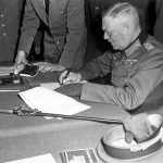 Вильгельм Кейтель подписывает акт о безоговорочной капитуляции Германии