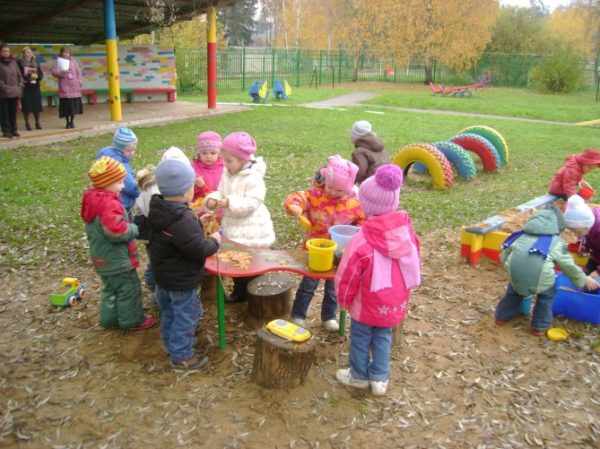 Дети на игровой площадке осенью