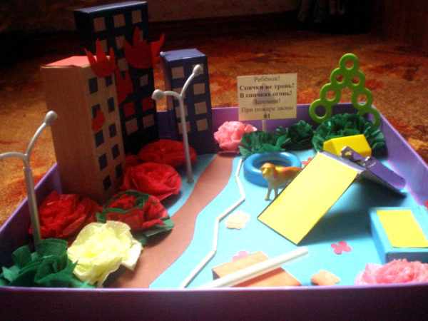 Готовый макет с домами, клумбой и детской площадкой