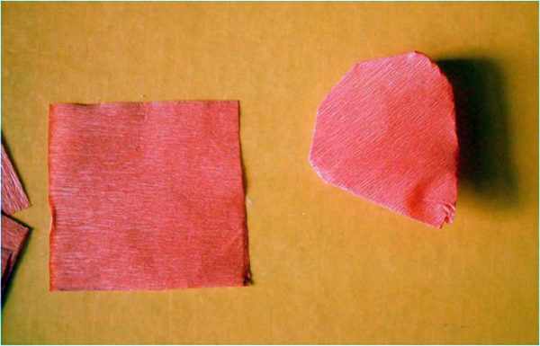 Красный квадратик и пример ягодки, сделанной из бумаги