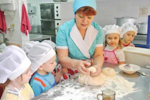 Малыши наблюдают, как повар замешивает тесто