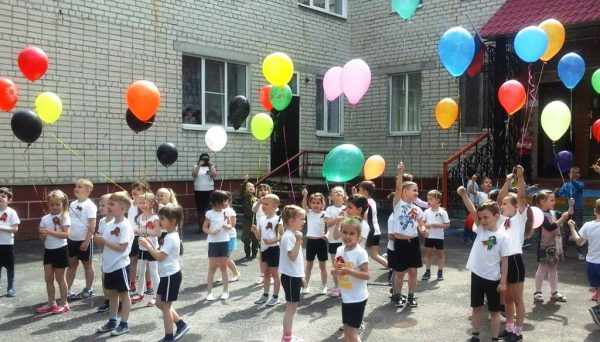 Дети с воздушными шариками на улице