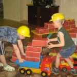 Дошкольники играют в строителей