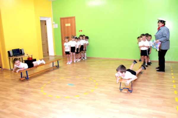 Дети участвуют в эстафете в спортивном зале