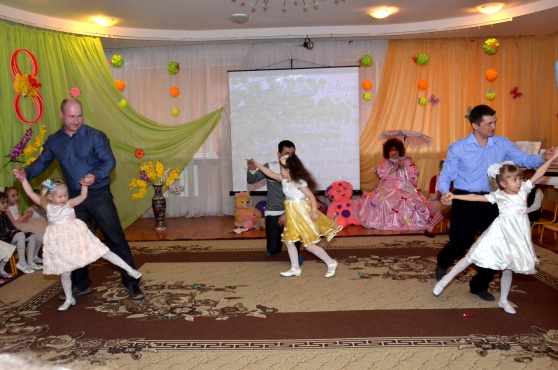 Папы танцуют с дочками на празднике, посвящённом 8 Марта