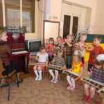 Малыши играют на музыкальных инстументах