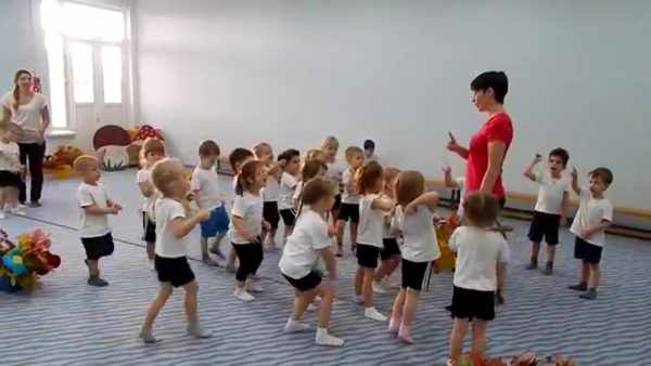 Педагог объясняет детям упражнение