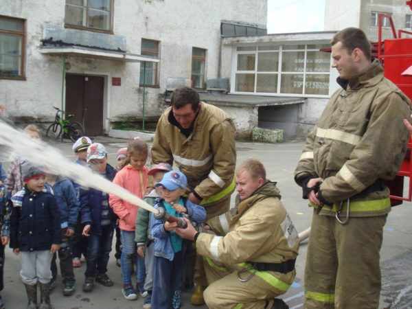 Дети в пожарной части