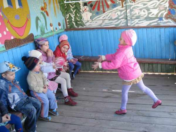 Дети играют в беседке в «Съедобное-несъедобное»