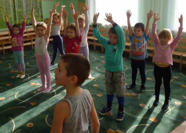 Дети выполняют упражнение с поднятыми руками