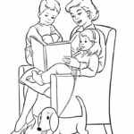 Мама с детьми читает в кресле