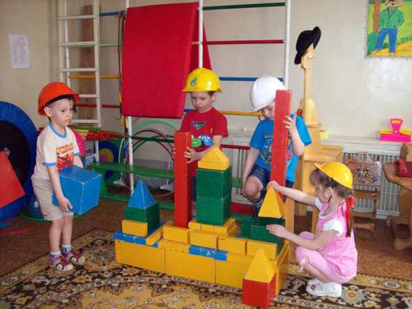 Дети строят башню из больших мягких блоков