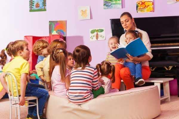Воспитатель читает детям
