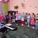 Дошкольники поют песни