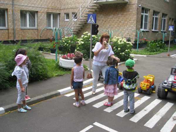 Дети на макете пешеходного перехода на территории ДОУ