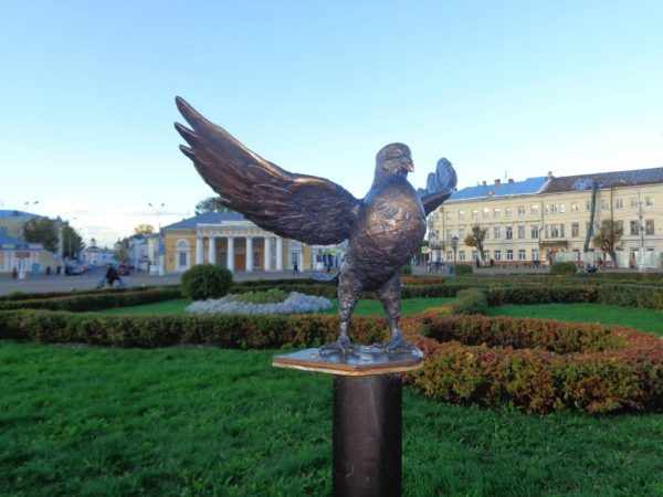 Памятник голубю в Костроме