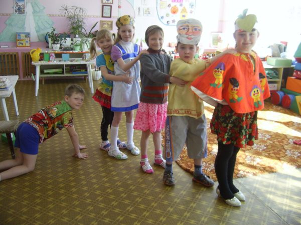 Дети участвуют в инсценировке сказки «Репка»