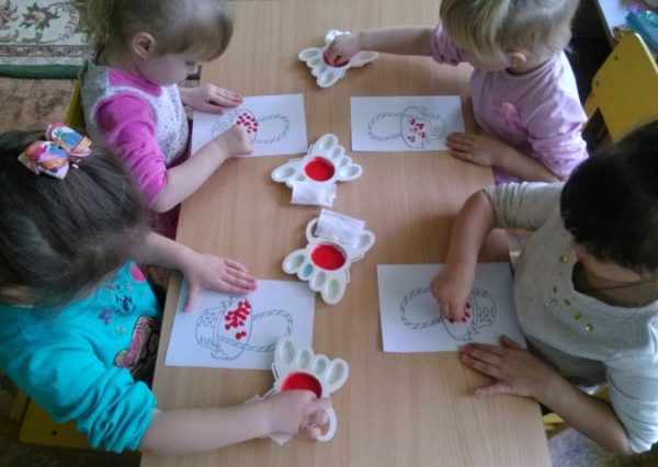 Дети рисуют пальчиками содержимое корзинки