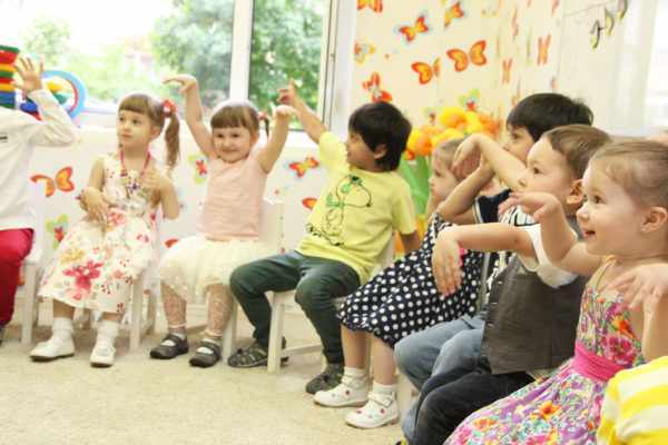 Дети показывают что-то руками в детском саду