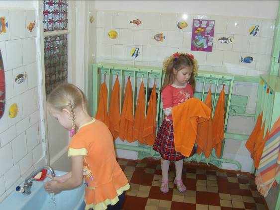 Две девочки в умывальной комнате