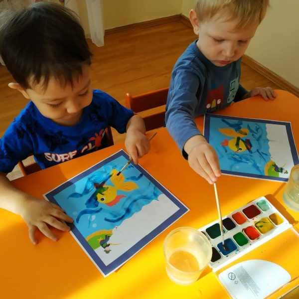 Мальчики рисуют рыбок