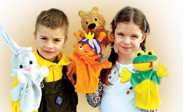 Мальчик и девочка с перчаточными куклами на руках