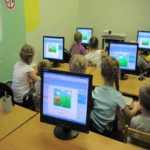 Дети выполняют задания в компьютерном классе