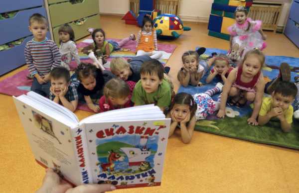 Малышам демонстрируются иллюстрации к книге сказок