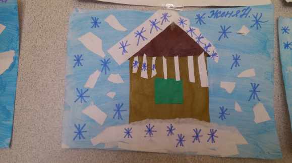 Дом в снегу: тонированный гуашью фон и нарисованные фломастером снежинки