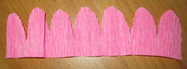 Полоса розовой бумаги с вырезанными зубчиками