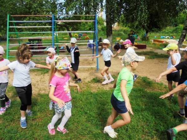 Дети бегают на спортивной площадке