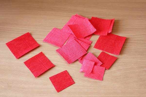 Красные квадраты из бумаги