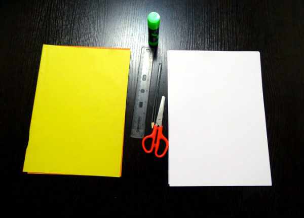 Листы жёлтого картона и белой бумаги, линейка, простой карандаш, ножницы и клей