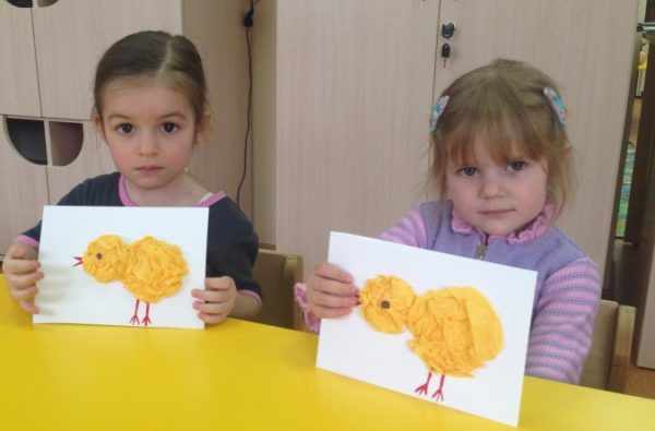 Две девочки держат аппликацию цыплёнок
