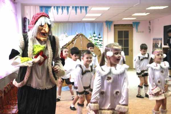 Дети и педагог в костюмах участвуют в представлении «Зимняя сказка»
