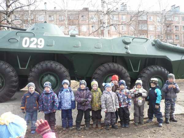 Дети стоят возле военной техники