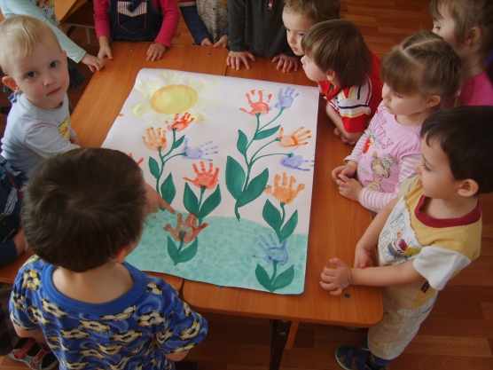Дети и рисунок тюльпанов ладошками