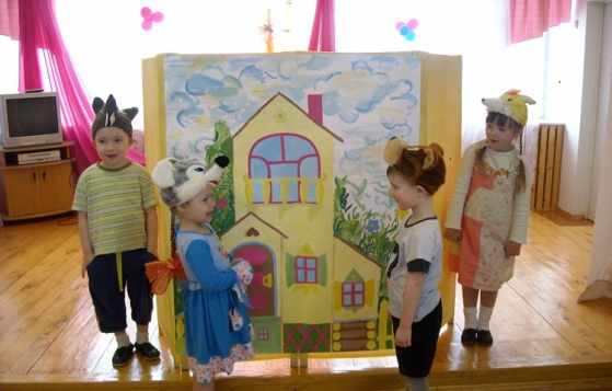Дети в костюмах персонажей Теремка перед ширмой-теремком