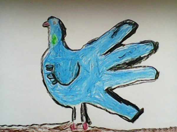 Голубой голубь из ладошки, нарисованный восковыми мелками