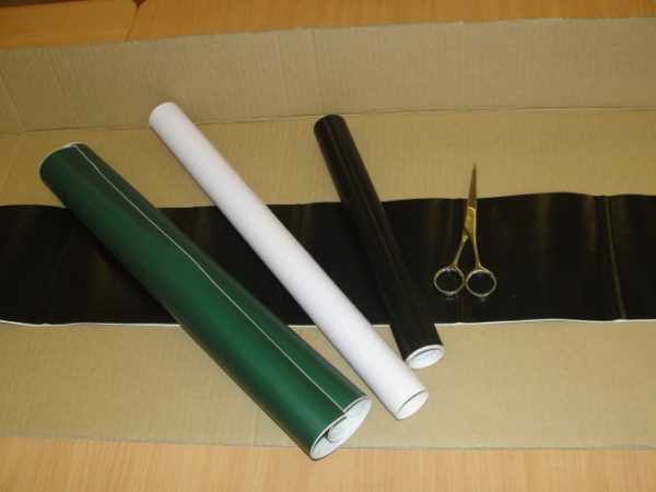 Большой кусок картона, самоклеящаяся бумага и ножницы