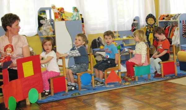 Воспитательница и дети на игрушечном поезде