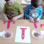 Два мальчика собирают ракеты из плоских геометрических фигур