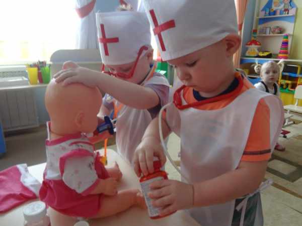 Дети играют в докторов