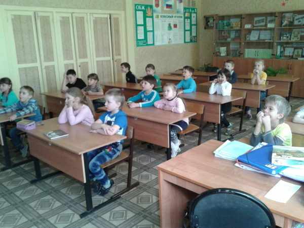 Воспитанники детского сада на экскурсии в школе