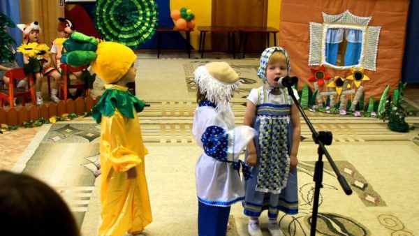Дети в костюмах сказки «Репка» участвуют в представлении