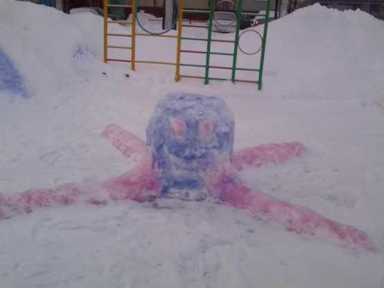 Осьминог из снега на детской площадке
